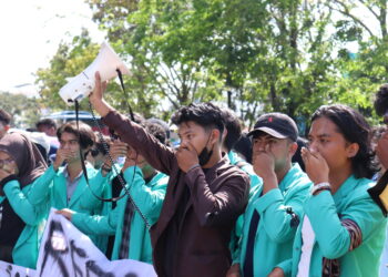 Ekspresi "tutup mulut" sebagai bentuk penolakan massa aksi mengenai RKUHP yang telah disahkan, Senin (20/12/2022). (Genta Andalas/Joy Prima)