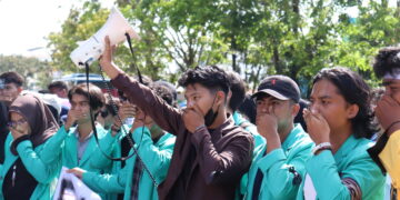 Ekspresi "tutup mulut" sebagai bentuk penolakan massa aksi mengenai RKUHP yang telah disahkan, Senin (20/12/2022). (Genta Andalas/Joy Prima)