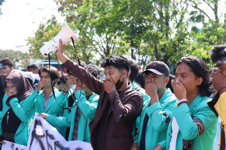 Ekspresi "tutup mulut" sebagai bentuk penolakan massa aksi mengenai RKUHP yang telah disahkan, Senin (20/12/2022). (Genta Andalas/Joy Prima)