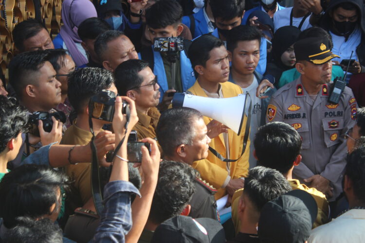 Potret Aksi Mahasiswa Tuntut Pencabutan KUHP di Depan Gedung DPRD Sumbar