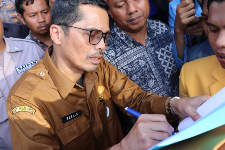 Potret Aksi Mahasiswa Tuntut Pencabutan KUHP di Depan Gedung DPRD Sumbar