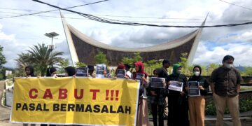 Aksi unjuk rasa  digelar oleh Aliansi Jurnalis Indonesia (AJI) Sumatra Barat dan Pers Mahasiswa yang menentang pengesahan pasal-pasal RKUHP yang dinilai mengancam kebebasan pers, di depan Masjid Raya Sumbar pada Senin (5/12/2022). (Genta Andalas/ Putri Salsabila Eryadi)