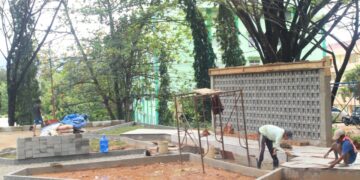 Aktivitas pembangunan taman asrama yang terletak berlokasi depan Bussines Center (BC) Unand pada Kamis, (8/12/2022).
(Genta Andalas/ Riski Wahyudi)