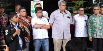 Presma Unand, Yodra Muspierdi saat menyuarakan tuntutan kepada  pihak kampus terkait kasus dugaan ekerasan seksual di Gedung Rektorat Unand pada Senin (26/12/2022) (Genta Andalas/Riski Wahyudi)