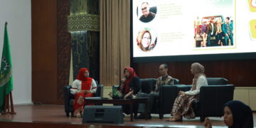 Sesi Diskusi Film Oleh UPTD Dinas Pendidikan Kota Padang, Yoszya Silawati, S.Pd., M.Si., dan Kepala Unit Pelayanan Disabilitas Unand, Rozi Sastra Purna, M.Psi., pada peringatan  Hari Disabilitas Internasional  pada Sabtu (3/12/2022). ( Dokumen Pribadi)