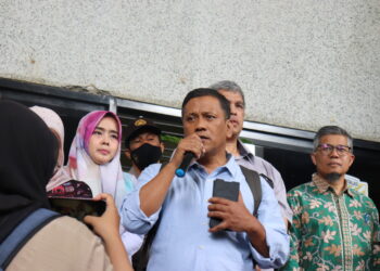 Pernyataan rekomendasi hukuman berat terhadap terduga pelaku oleh Ketua Investigasi kasus kekerasan seksual Aidinil Zetra, di depan Gedung Rektorat Unand pada Senin (26/12/2022)(Genta Andalas/ Riski Wahyudi) .