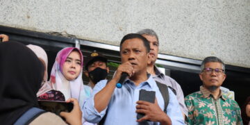 Pernyataan rekomendasi hukuman berat terhadap terduga pelaku oleh Ketua Investigasi kasus kekerasan seksual Aidinil Zetra, di depan Gedung Rektorat Unand pada Senin (26/12/2022)(Genta Andalas/ Riski Wahyudi) .