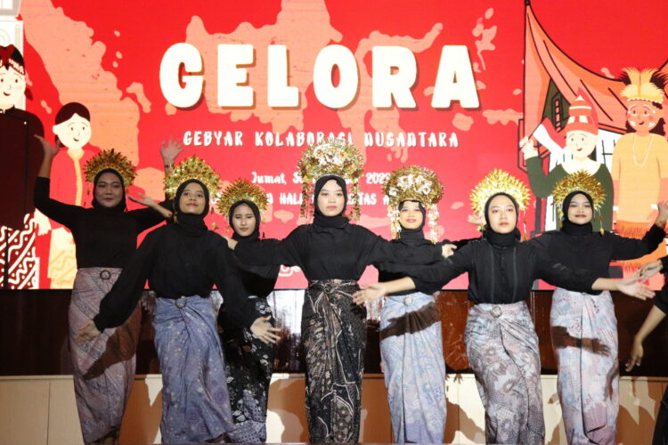 Penampilan Tari Nusantara oleh kelompok Rumah Gadang Mahasiswa Pertukaran Pelajar (MPP) Universitas Andalas ( Unand) dalam acara Penutupan PMM di Convention Hall Unand pada Jumat  (30/12/2022)