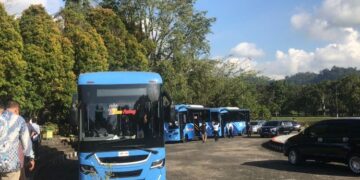 Warga Unand beserta tamu undangan menaiki Bus Trans Padang di depan Auditorium Universitas Andalas, Senin (19/12/2022). (Genta Andalas/Nabila Annisa)