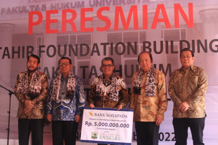 Penyerahan beasiswa kepada Universitas Andalas dari Bank Mayapada oleh pimpinan Tahir Foundation, Tahir dan Komisaris Bank Mayapada, Jumat (2/12/2022). (Genta Andalas/Sherly Oktariani)