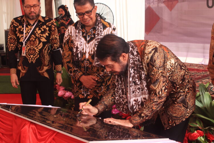 Penandatanganan prasasti Tahir Foundation Building oleh Ketua Mahkamah Konstitusi Anwar Usman, Jumat (2/12/2022). (Genta Andalas/Riski Wahyudi)