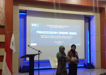 Penyampaian materi oleh Roja Novadila sebagai pemateri dalam acara DIKSAR KOPMA Unand 2023 yang diadakan di Seminar I, Jumat (11/2/2023)