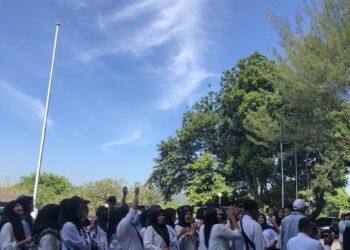 Cleaning Service Unand melakukan aksi menuntut kejelasan gaji di depan gedung Rektorat Unand pada Jumat (17/2/2023).
