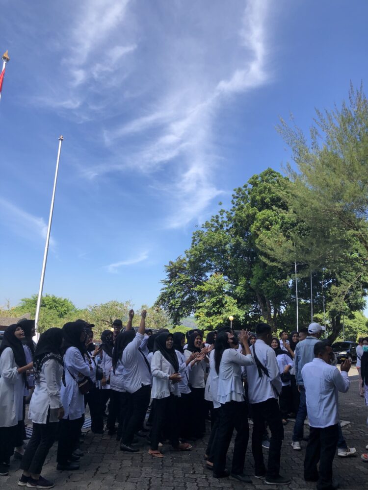 Cleaning Service Unand melakukan aksi menuntut kejelasan gaji di depan gedung Rektorat Unand pada Jumat (17/2/2023).