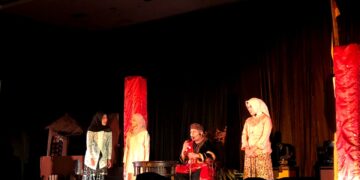 Salah satu adegan pemeran Datuak pada pertunjukkan teater musikal Tenggelamnya Kapal van Der Wijck oleh Rumah Seni BEM KM FK Unand di Hotel Kyriad Bumiminang, Sabtu (18/2/2023). (Genta Andalas/ Muhammad Rivaldo).