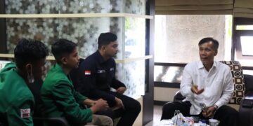 Diskusi antara perwakilan mahasiswa dengan petinggi Unand terkait tuntutan yang diajukan di ruangan Wakil Rektor I Gedung Rektorat Unand, Jumat (10/2/2023). (Genta Andalas/Lusi Agustia)