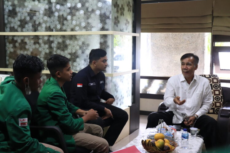 Diskusi antara perwakilan mahasiswa dengan petinggi Unand terkait tuntutan yang diajukan di ruangan Wakil Rektor I Gedung Rektorat Unand, Jumat (10/2/2023). (Genta Andalas/Lusi Agustia)