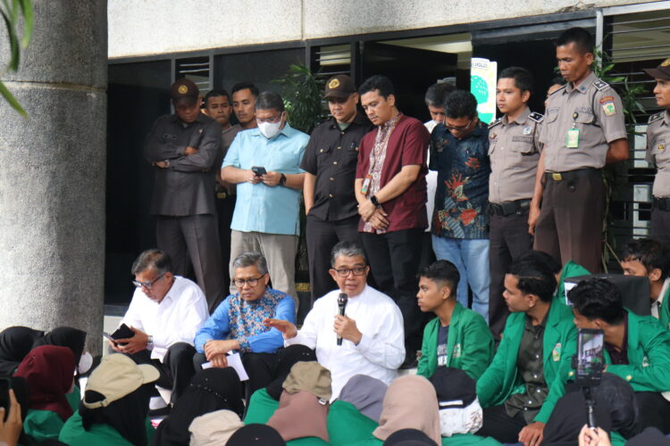 Penjelasan serta penerimaan tuntutan dari BEM KM Unand oleh Rektor Unand di Gedung Rektorat Unand pada Jumat (10/2/2023) (Genta Andalas/Lusi Agustia)