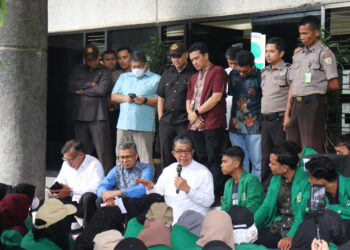 Penjelasan serta penerimaan tuntutan dari BEM KM Unand oleh Rektor Unand di Gedung Rektorat Unand pada Jumat (10/2/2023) (Genta Andalas/Lusi Agustia)