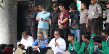 Penjelasan serta penerimaan tuntutan dari BEM KM Unand oleh Rektor Unand di Gedung Rektorat Unand pada Jumat (10/2/2023) (Genta Andalas/Lusi Agustia)