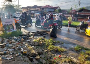 Banjir di Simpang Pasir Sebabkan Macet dan Ganggu Pedagang Takjil
