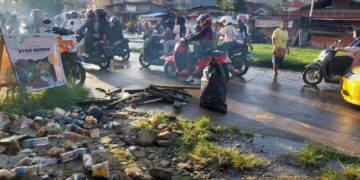 Sampah dan hujan  deras jadi penyebab banjir di Simpang Pasir yang ganggu pedagang takjil dan sebabkan macet, pada Senin (27/3/2023). (Genta Andalas/Putri Salsabila Eryadi)