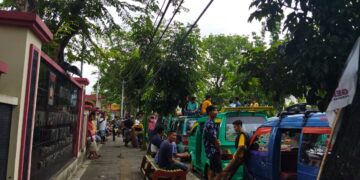 Masa Aksi Demo Trans Padang Koridor VI di Depan Gedung DPRD Kota Padang, Senin (13/3/2023).
(Genta Andalas/ Syifa Khairani)
