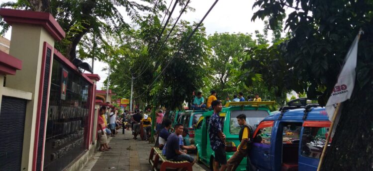 Masa Aksi Demo Trans Padang Koridor VI di Depan Gedung DPRD Kota Padang, Senin (13/3/2023).
(Genta Andalas/ Syifa Khairani)