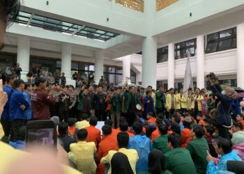 Penyampaian orasi oleh salah satu massa aksi Aliansi BEM SB di depan Gedung DPRD Sumatra Barat, Kamis (30/3/2023) (Genta Andalas/Haida Rahmi)