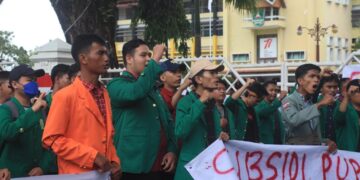 BEM SB gelar aksi evaluasi tuntut dua tahun kepemimpinan Mahyeldi-Audy di depan kantor Gubernur Sumbar, Rabu (1/03/2023). (Genta Andalas/Nabila Annisa)