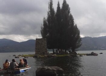 Melepas Penat dengan Keelokan Alam di Pulau Indah Alahan Panjang