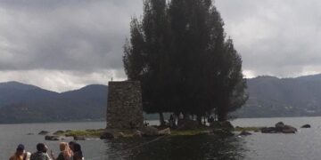 Pengunjung sedang berswafoto di sekitar Pulau Indah Alahan Panjang, Jumat (3/2/2023). (Genta Andalas/Asa Alvino Wendra)
