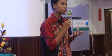 MWA UM Terpilih, Aiken Jethro saat menyampaikan sepatah dua patah kata setelah usai musyawarah pemilihan mahasiswa,  di  Convention Hall Unand, Selasa (4/4/2023).