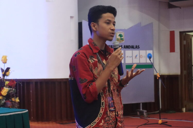 MWA UM Terpilih, Aiken Jethro saat menyampaikan sepatah dua patah kata setelah usai musyawarah pemilihan mahasiswa, di Convention Hall Unand, Selasa (4/4/2023).