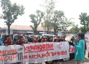 Potret Aksi Penolakan UU Cipta Kerja oleh BEM SI Kerakyatan Sumbar