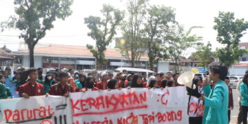 Salah satu massa aksi melakukan orasi di depan Gedung DPRD Sumbar pada Kamis (6/4/2023). (Genta Andalas/Fatiza Khaira)