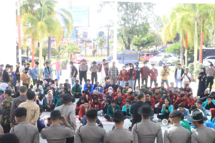 Massa aksi saat akan melakukan audiensi dengan perwakilan DPRD Sumbar di Gedung DPRD Sumbar pada Kamis (6/4/2023). (Genta Andalas/Fatiza Khaira)