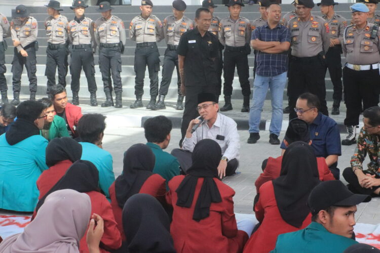 Wakil Ketua Komisi I DPRD Sumbar, Maigus Nasir saat beraudiensi dengan massa aksi di Gedung DPRD Sumbar pada Kamis (6/4/2023). (Genta Andalas/Fatiza Khaira)
