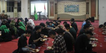 Makan bersama UKPM Genta Andalas dengan tamu undangan di Ruang Seminar PKM Universitas Andalas pada Jum'at (14/4/2023).
(Genta Andalas/ Defi Rosa Ramadhani)