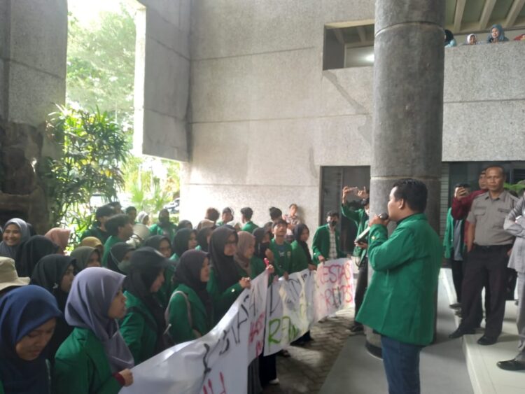 Potret Mahasiswa UNAND dalam Aksi Menuntut Dugaan Kasus Penyelewengan Dana Kemahasiswaan