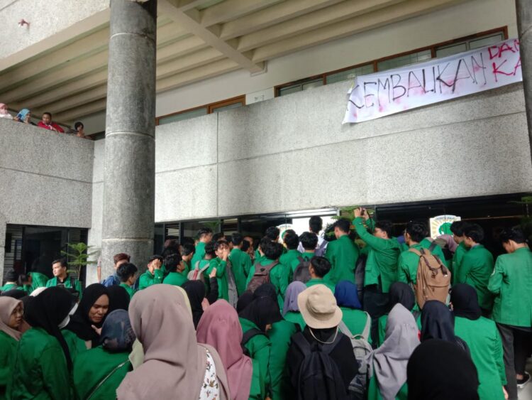 Potret Mahasiswa UNAND dalam Aksi Menuntut Dugaan Kasus Penyelewengan Dana Kemahasiswaan