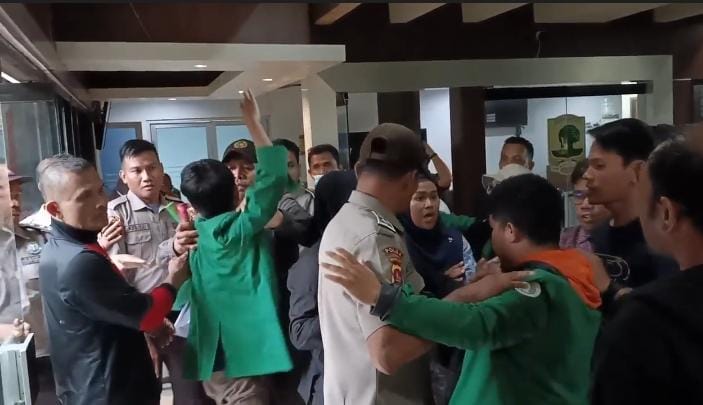 Situasi ricuh akibat tidak ditandatangani nya tuntutan mahasiswa peserta aksi oleh Rektor UNAND, Yuliandri di dalam gedung Rektorat pada Rabu (31/5/2023) (Genta Andalas/Lara Elisa Putri)