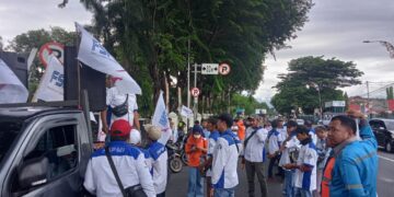 Seruan aksi damai dalam rangka May Day oleh partai buruh Indonesia pada Senin (1/5/2023) di kantor Gubernur Sumbar (Genta Andalas/Atika Liutami Sadri)