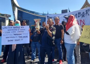 Buntut Pengusiran Saat Meliput, Ratusan Jurnalis Gelar Aksi di Depan Kantor Gubernur Sumbar