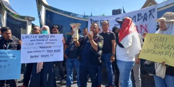 Massa aksi saat melakukan orasi di depan Kantor Gubenur Sumbar, Rabu (10/5/2023). (Genta Andalas/dok. Pribadi)