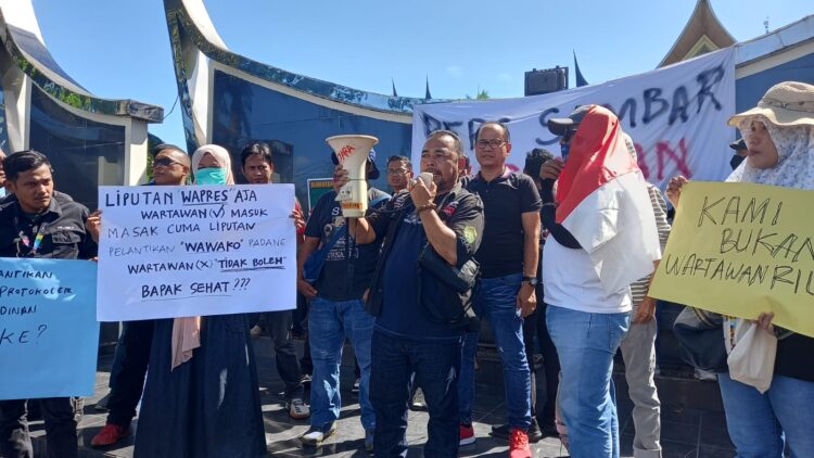 Massa aksi saat melakukan orasi di depan Kantor Gubenur Sumbar, Rabu (10/5/2023). (Genta Andalas/dok. Pribadi)