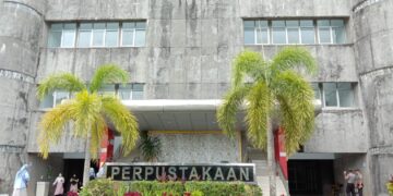 Mahasiswa tampak mengunjungi perpustakaan unand, Jumat(12/5/2023).(Genta Andalas/ Zahra Nurul Aulia)