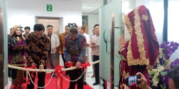 Pelaksanaan sesi gunting pita yang dilakukan Wakil Rektor IV Hefrizal Hendra dan Direktur Jaringan, Operasi dan Penjualan PT Pegadaian Eka Pebriansyah sebagai tanda peresmian The Gade Creative Lounge di Perpustakaan Unand lantai 2, Rabu (24/05/2023). (Genta Andalas/Lara Elisa Putri)