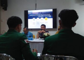 Kepala Sub Auditorat Sumbar I, Nofemris, saat menyampaikan tanggapannya mengenai kasus penyelewengan dana kemahasiswaan UNAND di Gedung BPK Sumbar, Selasa (30/5/2023) (Genta Andalas/Resti Rasyid)