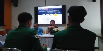 Kepala Sub Auditorat Sumbar I, Nofemris, saat menyampaikan tanggapannya mengenai kasus penyelewengan dana kemahasiswaan UNAND di Gedung BPK Sumbar, Selasa (30/5/2023) (Genta Andalas/Resti Rasyid)